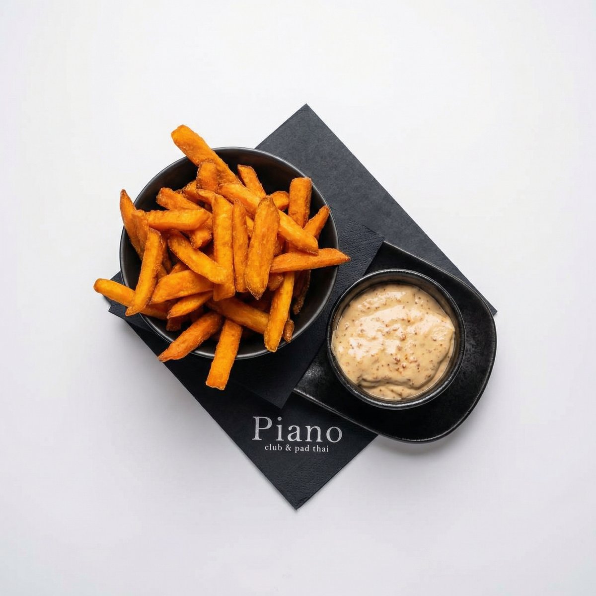 Frytki z batata z kremowym sosem podane w restauracji Piano, chrupiąca przekąska na wynos i na miejscu, idealna do lunchu i kolacji