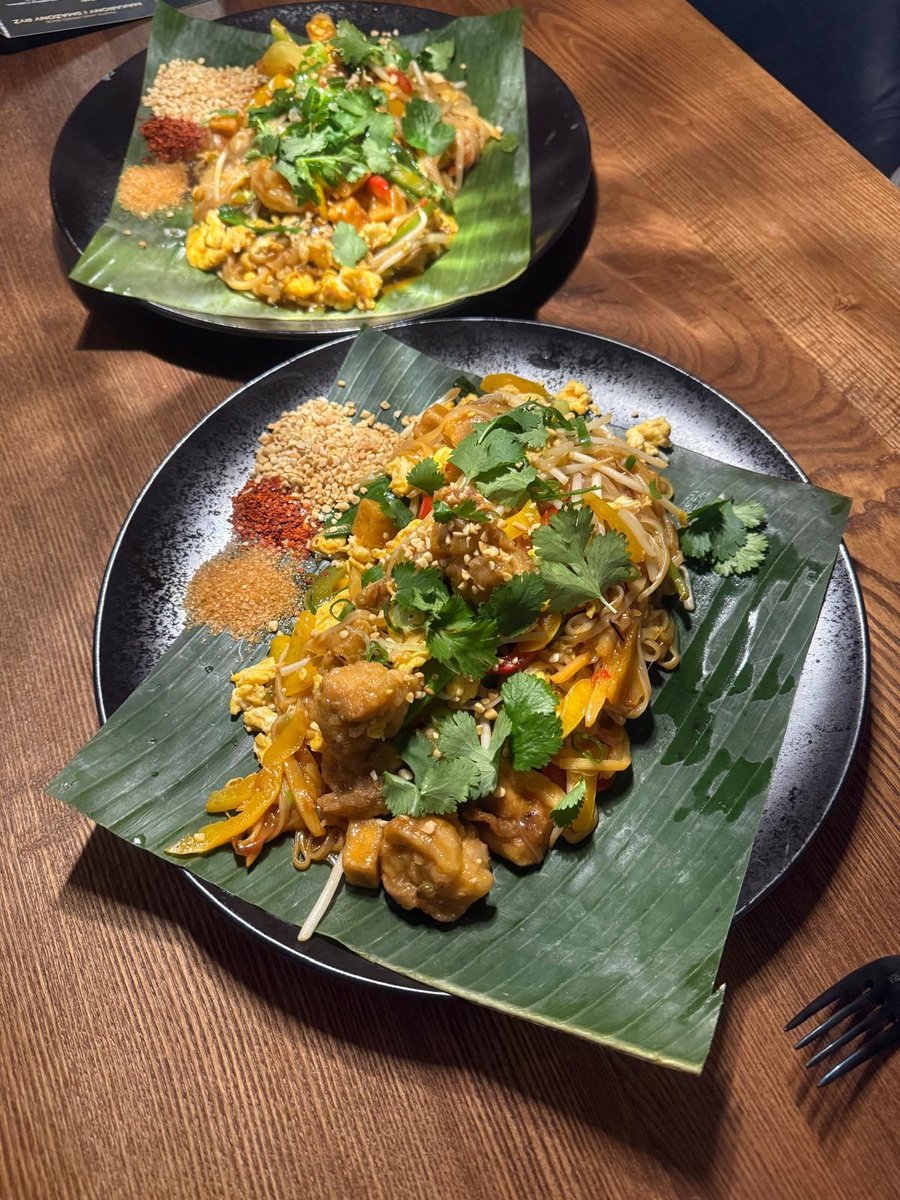 Famous Pad Thai z makaronem ryżowym, tofu, jajkiem, shiitake i kiełkami mung – aromatyczne danie kuchni azjatyckiej w restauracji