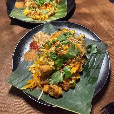 Famous Pad Thai z makaronem ryżowym, tofu, jajkiem, shiitake i kiełkami mung – aromatyczne danie kuchni azjatyckiej w restauracji