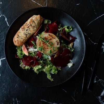 Sałatka z grillowanym kozim serem, figą i burakiem z winegretem oraz włoskim pieczywem – eleganckie danie w restauracji