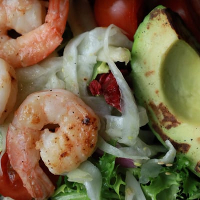 Sałatka z krewetkami królewskimi, awokado i pomidorami cherry z włoskim pieczywem – świeże danie w restauracji seafood