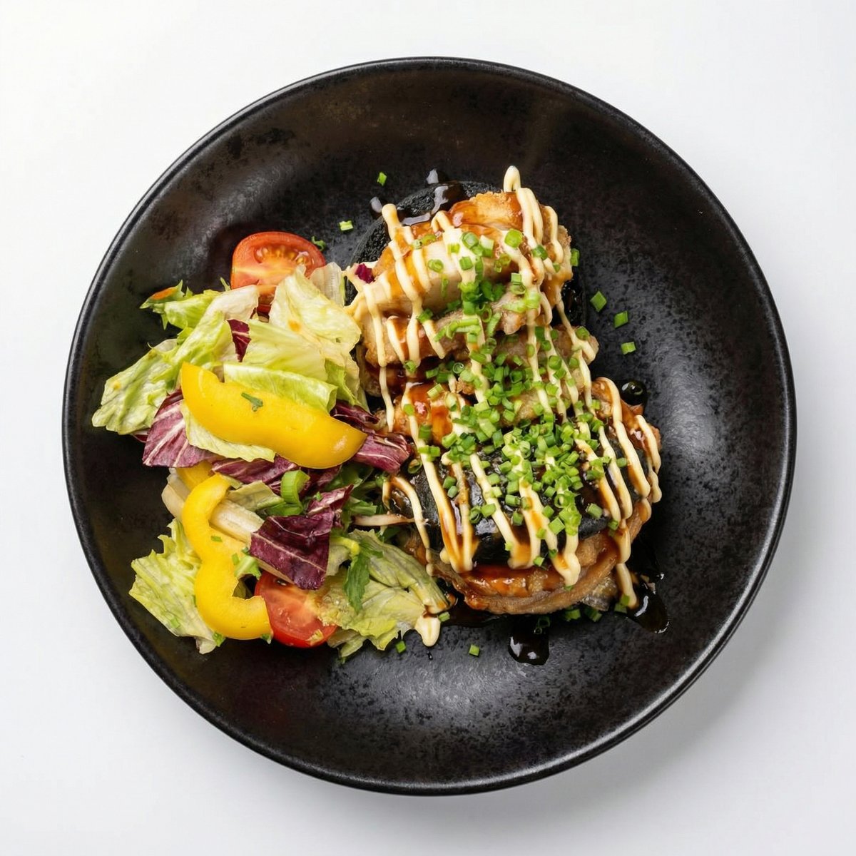 Bułeczki bao z kurczakiem, chili i majonezem, podane z mixem sałat – azjatyckie danie restauracyjne, świeży lunch i obiad