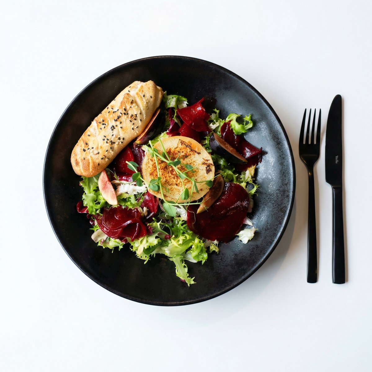 Sałatka z grillowanym kozim serem, figą i marynowanym burakiem z winegretem oraz włoskim pieczywem, świeże danie restauracyjne