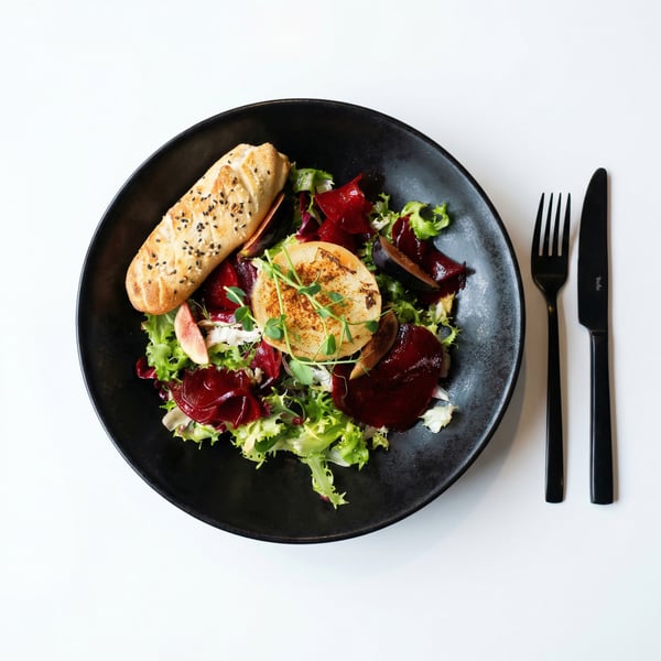 Sałatka z grillowanym kozim serem, figą i marynowanym burakiem z winegretem oraz włoskim pieczywem, świeże danie restauracyjne