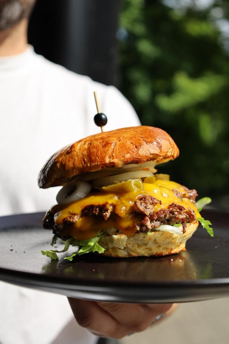 Burger Bangkok z wołowiną smash, cheddarem, jalapeno i chili mayo w brioche, soczysty burger premium serwowany w restauracji