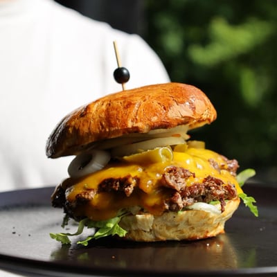 Burger Bangkok z wołowiną smash, cheddarem, jalapeno i chili mayo w brioche, soczysty burger premium serwowany w restauracji