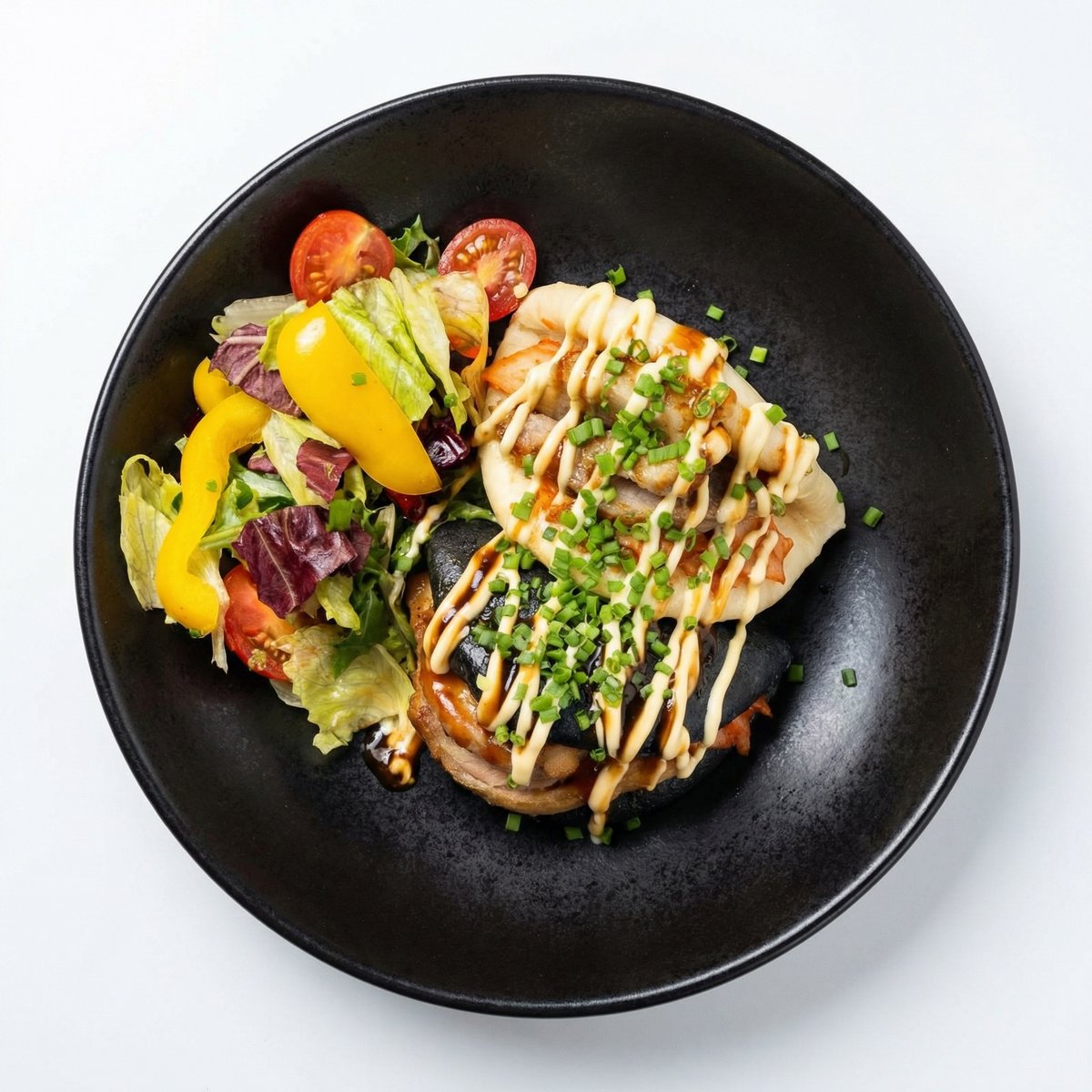 Bułeczki bao z kaczką, kimchi, szczypiorem i majonezem, podane z mixem sałat – azjatyckie danie w restauracji, 3 sztuki