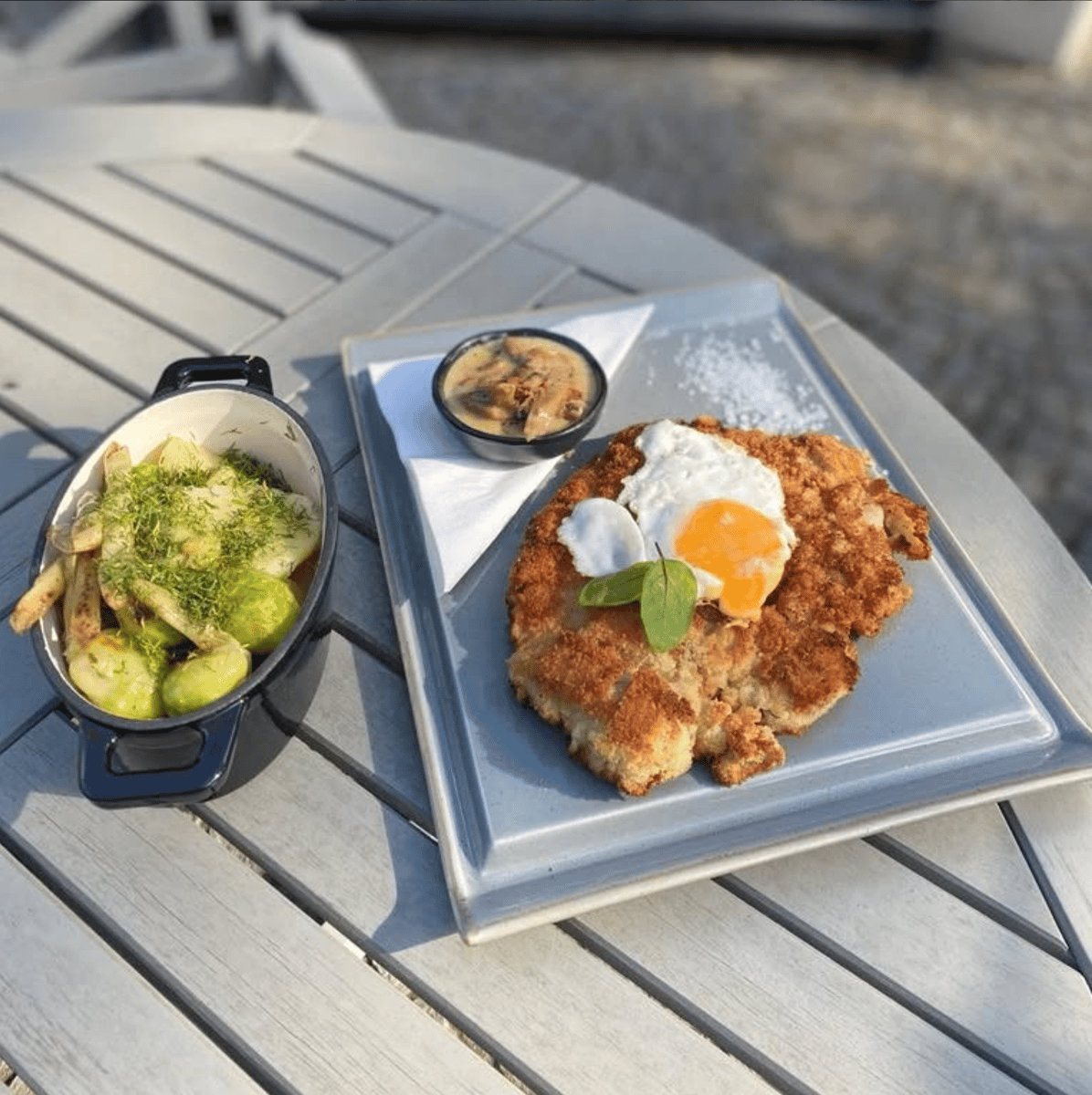 Schabowy z jajkiem sadzonym