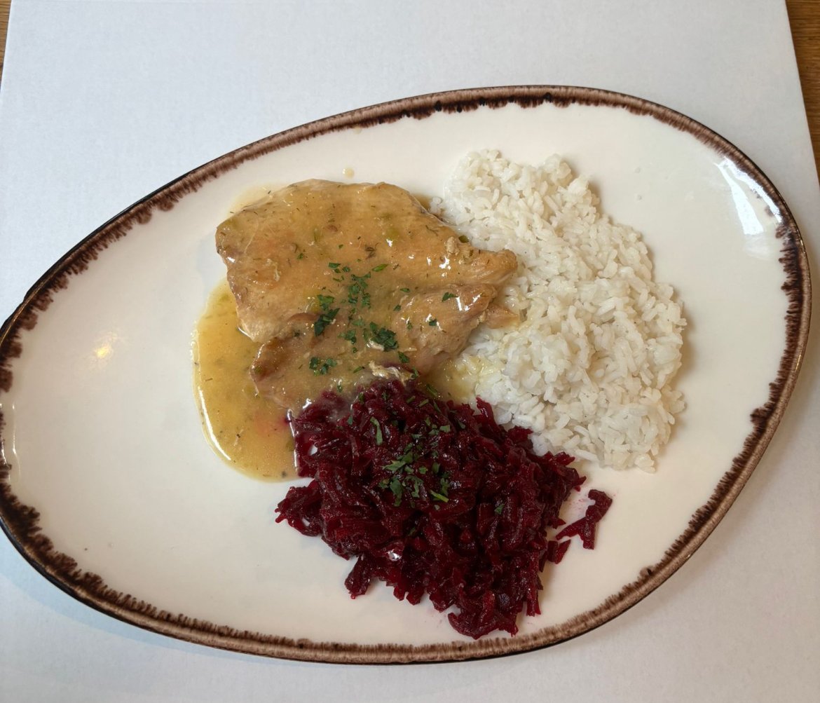 Bitki z indyka w sosie chrzanowym, ryż , surówka