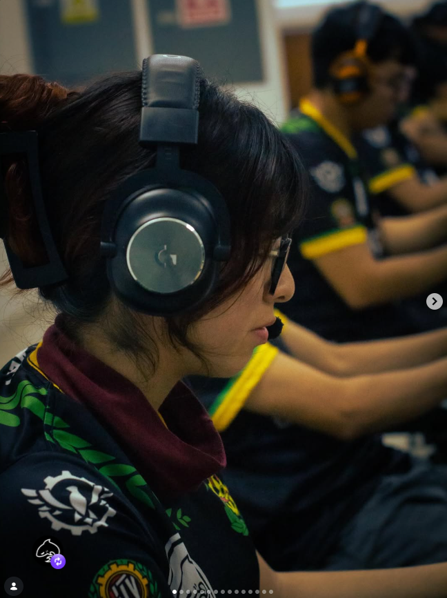 Jugadores de Tiburones ITVER en competencia presencial utilizando audífonos y equipos de cómputo