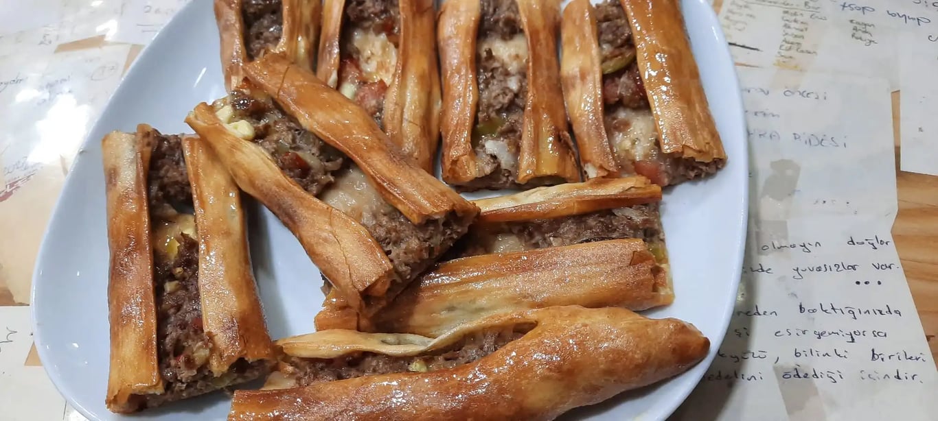 Kapalı Çiğ Kıymalı Pide