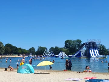 Des pieds et des grenouilles dans l'eau 
