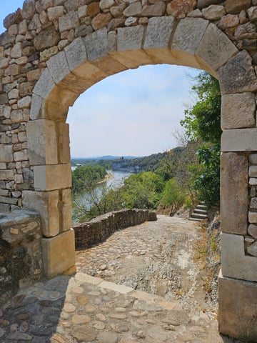 Visite Aigueze ,restau et baignade
