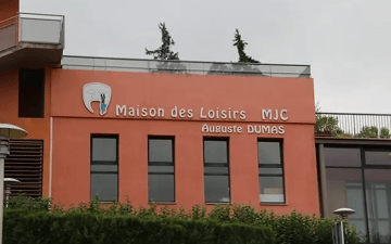 "Thoqué avant d'entrer" par la compagnie "Les pieds sur scene"