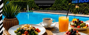 Brunch en terrasse avec piscine