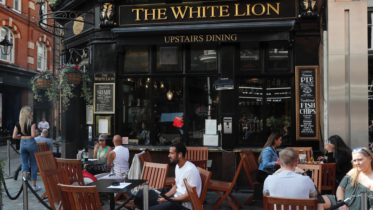 UK prime minister slashes tax for pubs, clubs and music venues in first-week flurry
