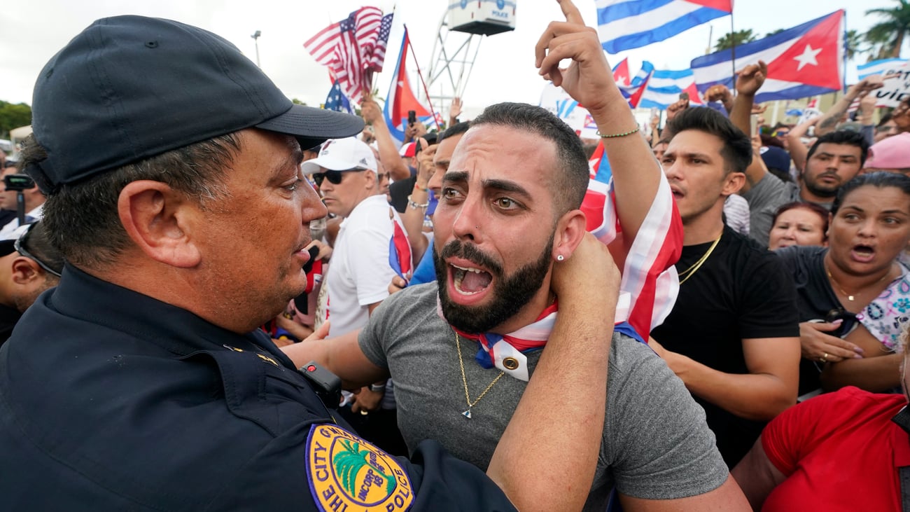 Miami officials try to dodge fired police chief's retaliation suit