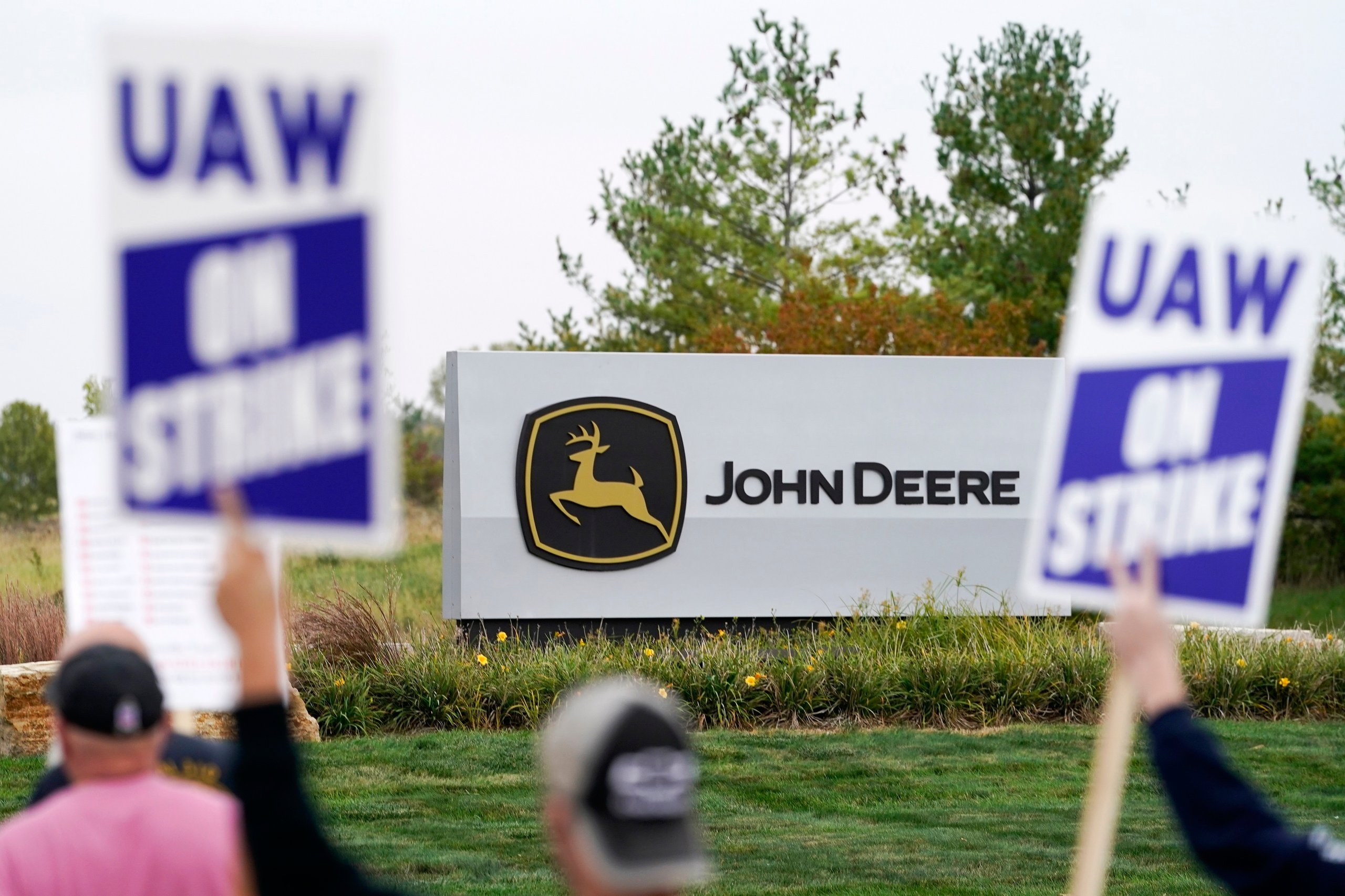 John Deere employees head back to work after a month on the picket line