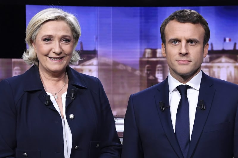 Marine Le Pen and Emmanuel Macron pose prior to a debate in 2017
