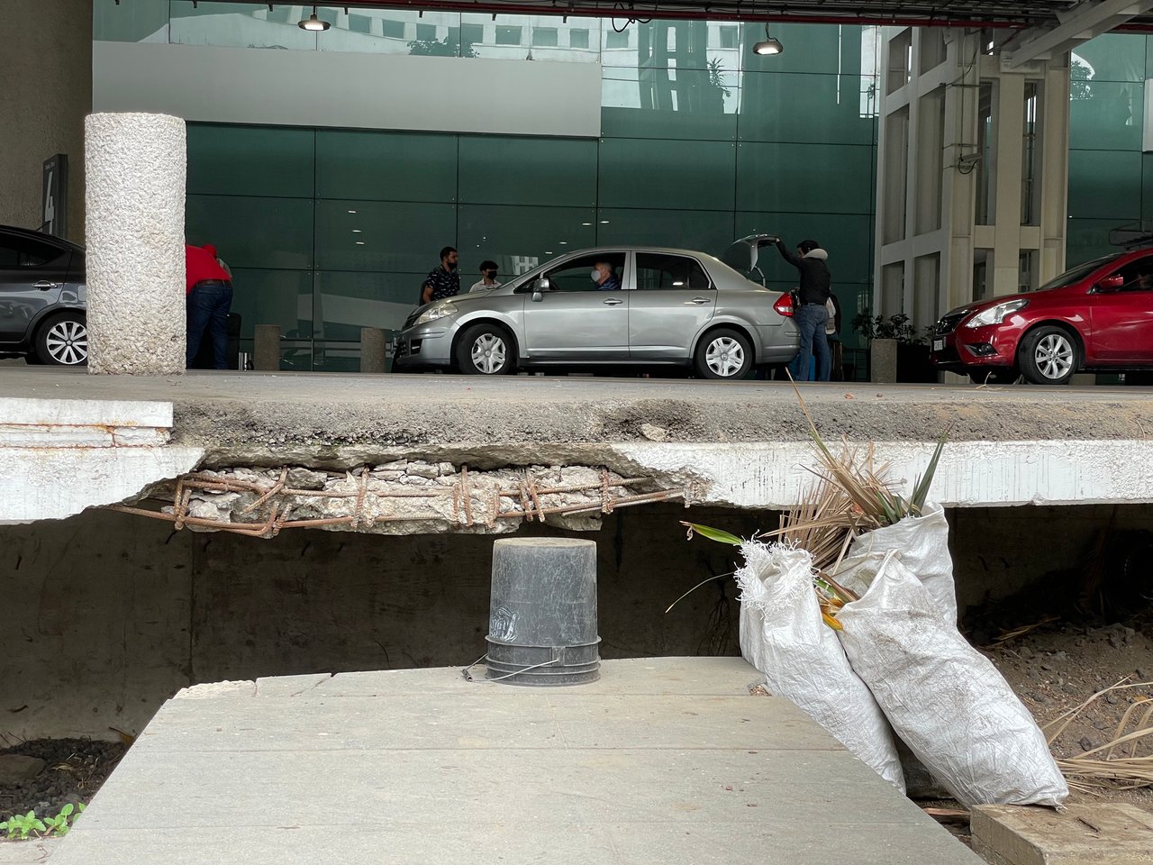 Major shopping center collapses in Mexico City 