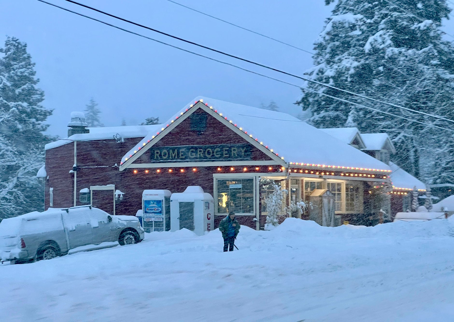 Historic' snow blankets parts of Midwest, disrupts travel