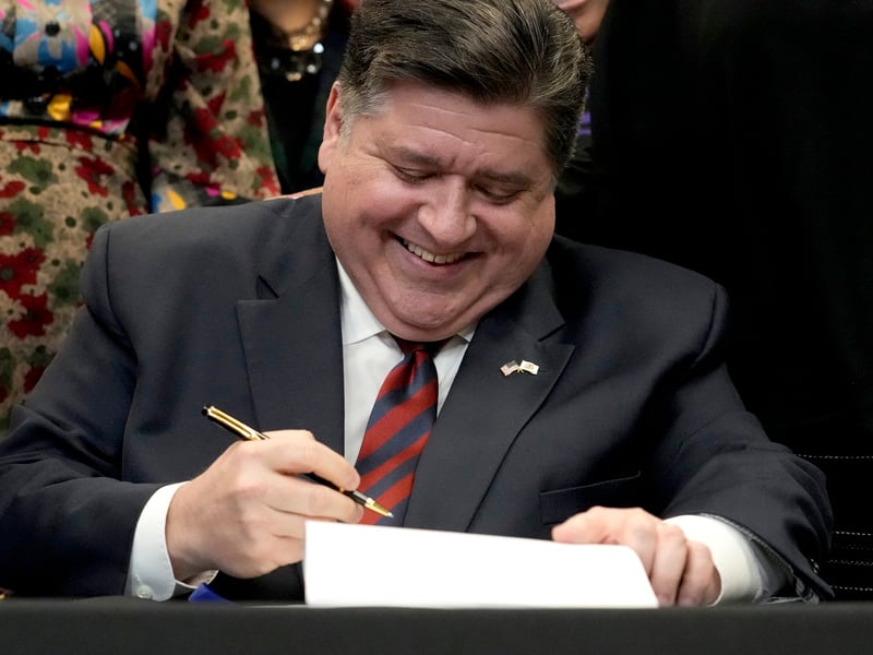 Illinois governor signs bill ushering in new protections from immigration authorities | Courthouse News Service