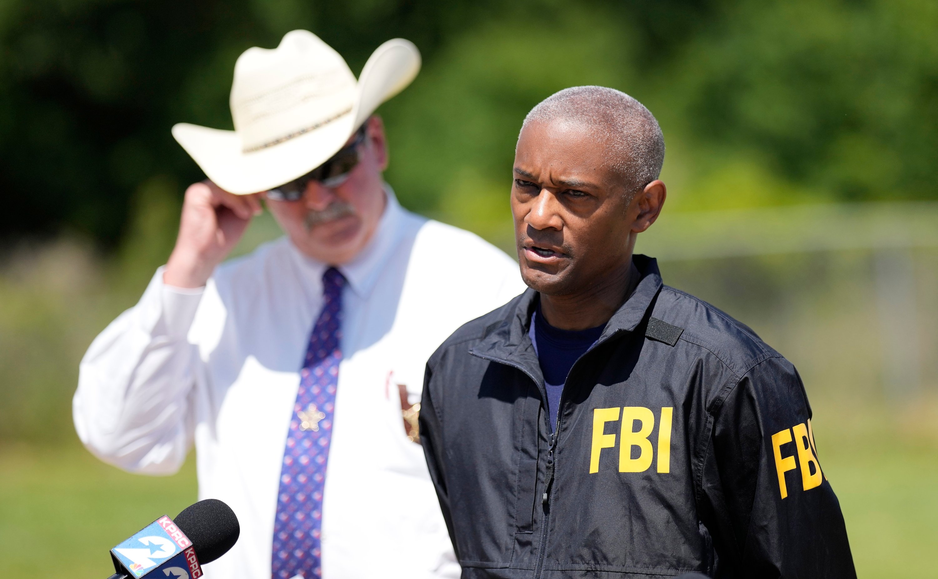 Police still searching for Texas man who killed five of his neighbors ...
