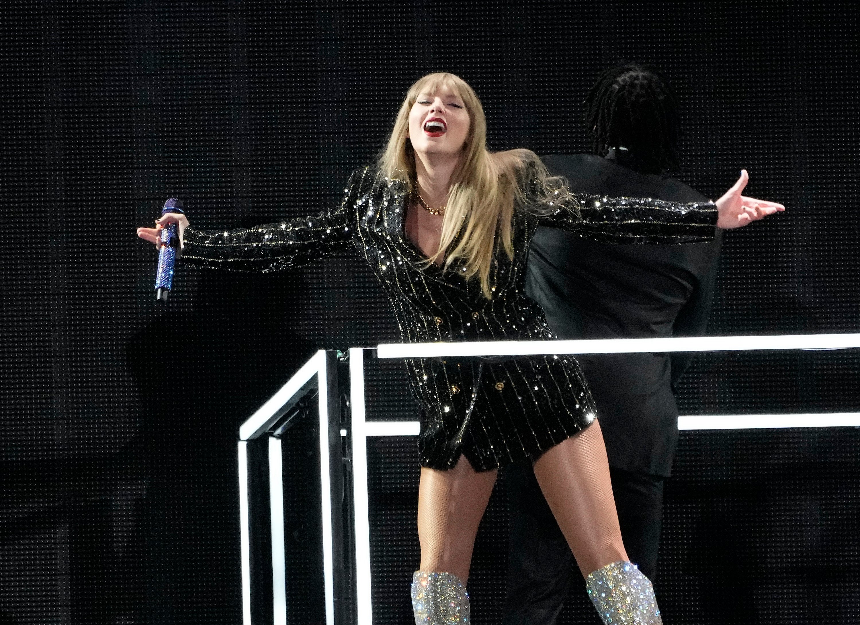 Taylor Swift announces '1989 (Taylor's Version)' at Eras Taylor Swift announces '1989 (Taylor's Version)' at Eras
