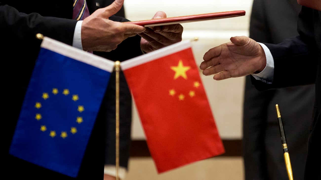 EU-China deficit jumps 18% in 2025 as US tariffs divert trade to Europe