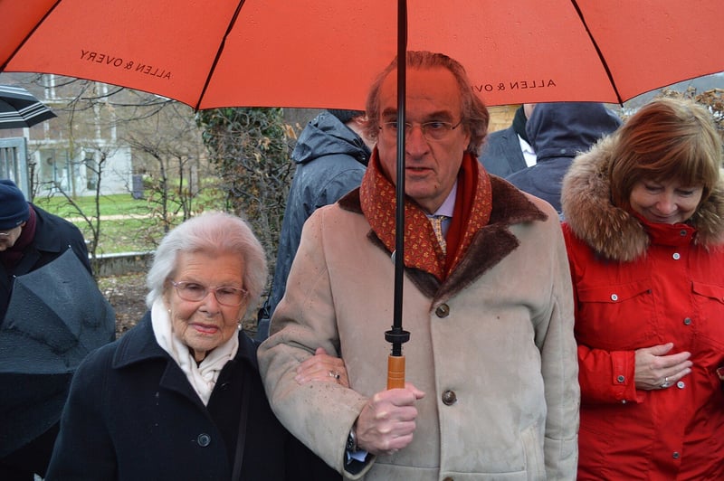 Heinrich Reuss with his mother under an umbrella.