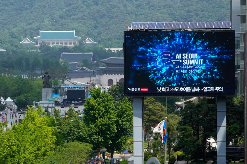 A screen displays an advertisement for the AI Seoul Summit.