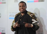 Sean Kingston points with his index fingers while posing for photos.