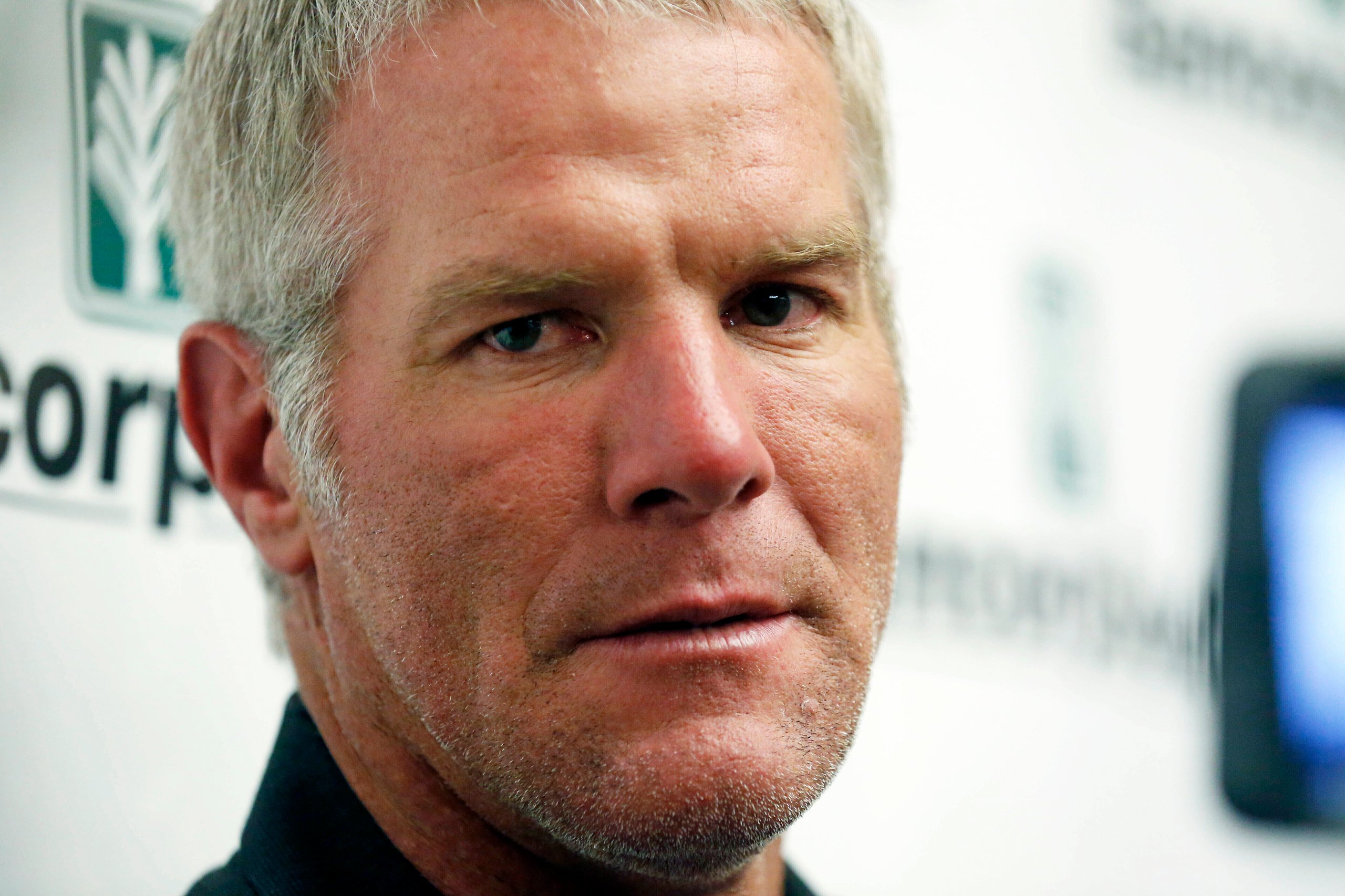 Brett Favre asks Fifth Circuit to revive defamation case against