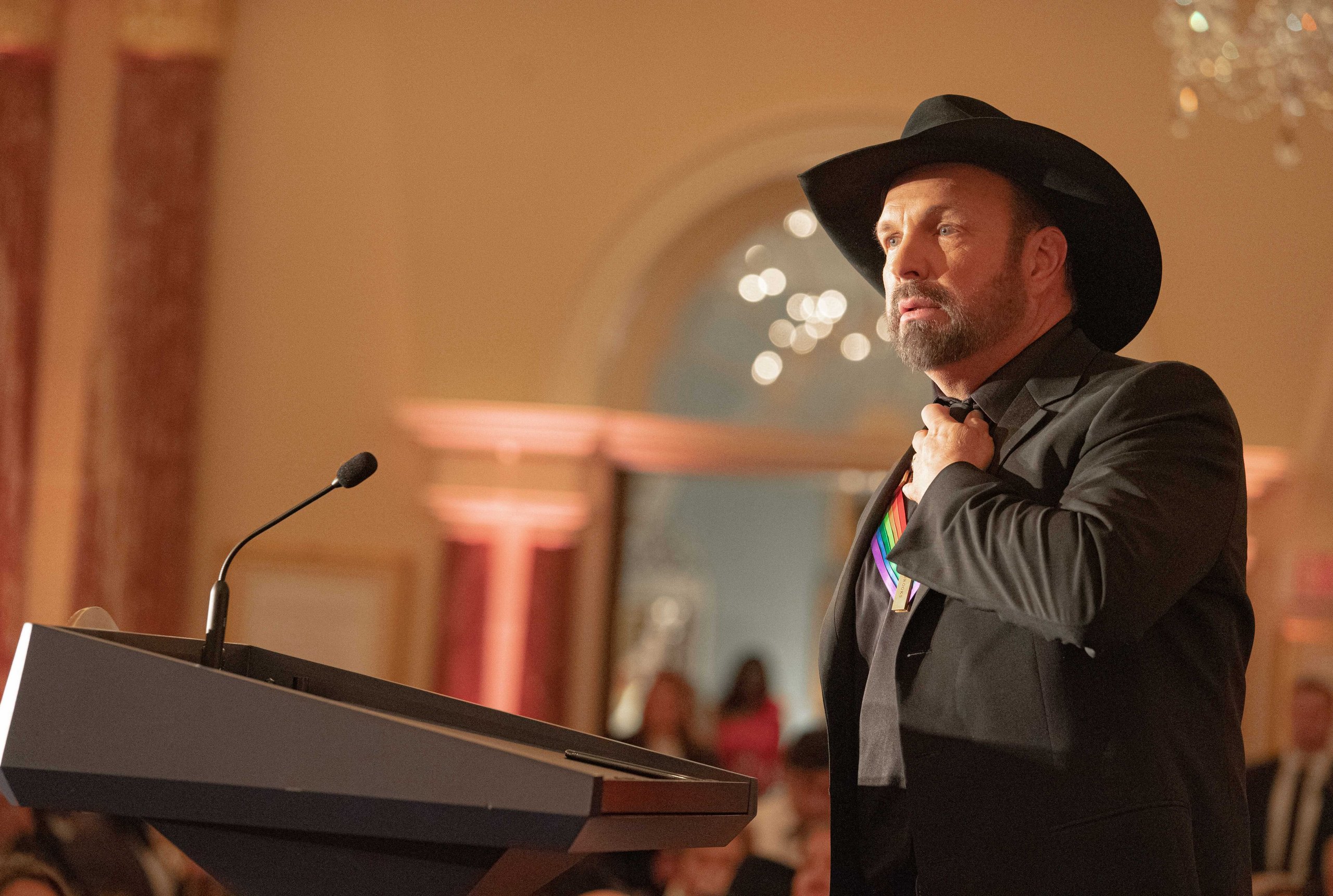 Garth Brooks accused of rape in lawsuit by former hair stylist | Courthouse  News Service