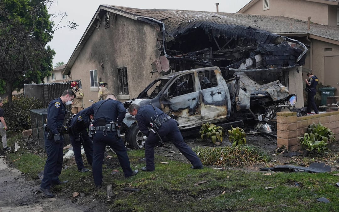 2 people killed when private plane crashes into San Diego neighborhood, authorities say