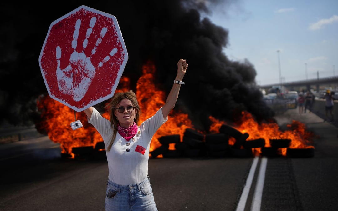 Israeli protesters demand hostage deal as cabinet meets