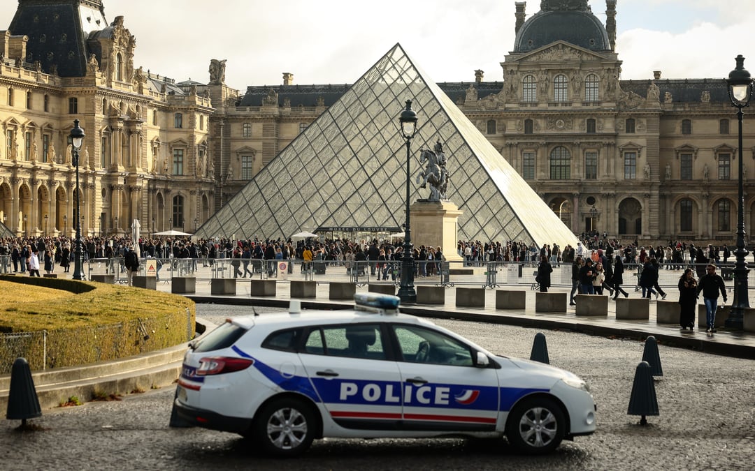 Louvre installs bars over robbed gallery window