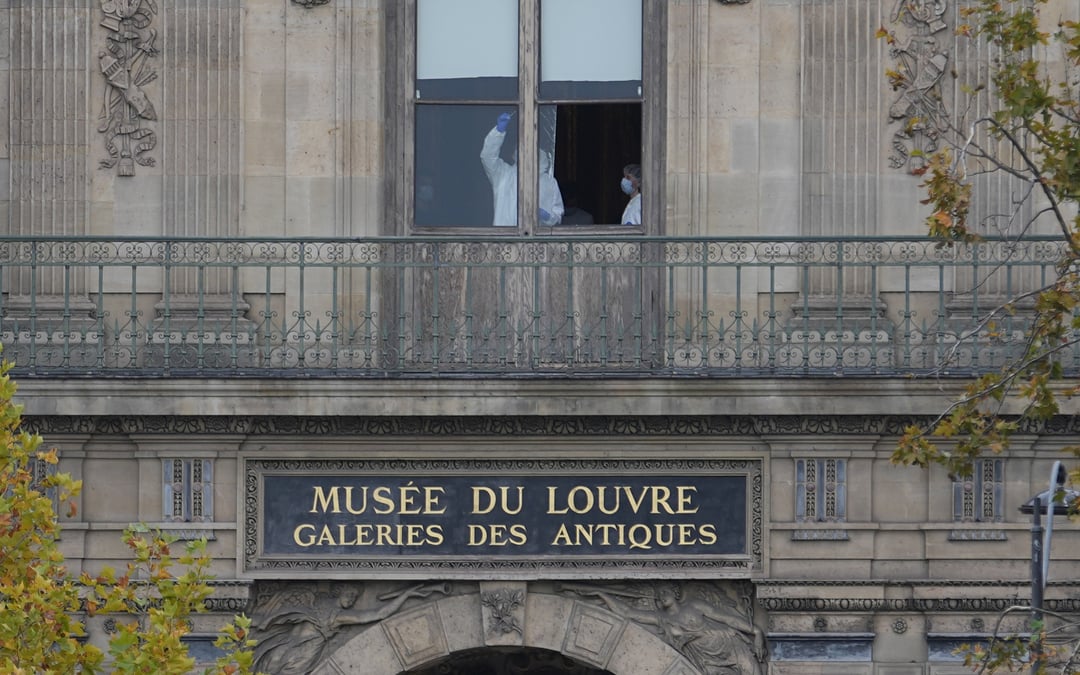 Thieves steal crown jewels in 4 minutes from Louvre Museum