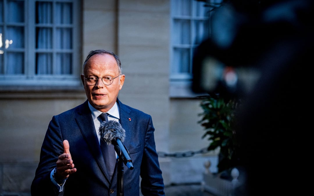 France’s Macron should resign, former PM urges