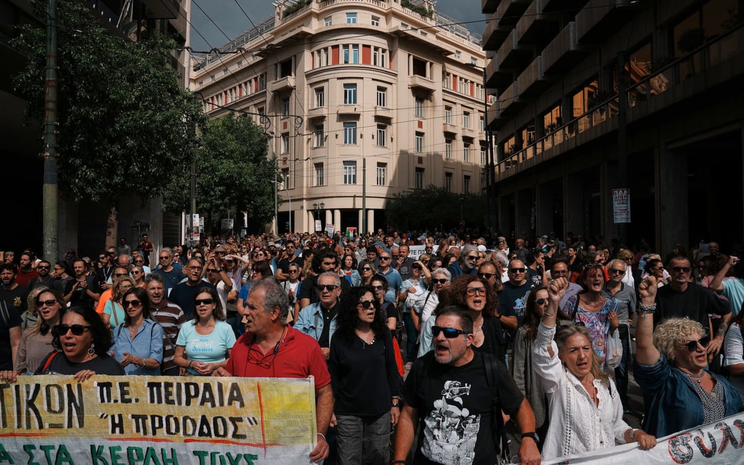 Greece lawmakers back plan to allow 13-hour workday