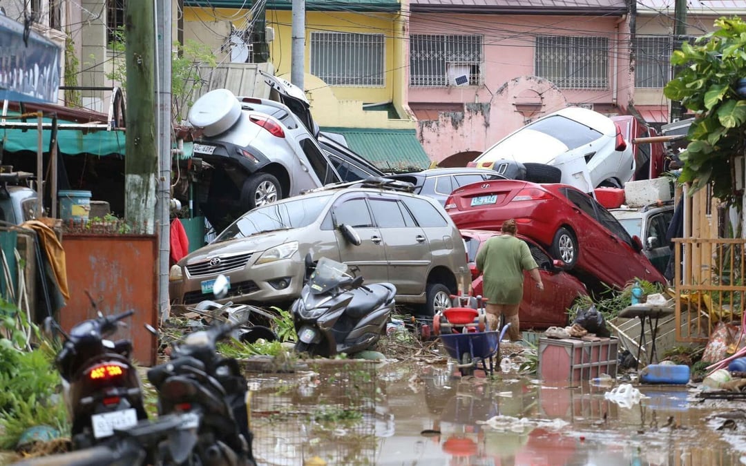 Typhoon Kalmaegi leaves at least 26 dead in Philippines, with survivors trapped on roofs and in cars
