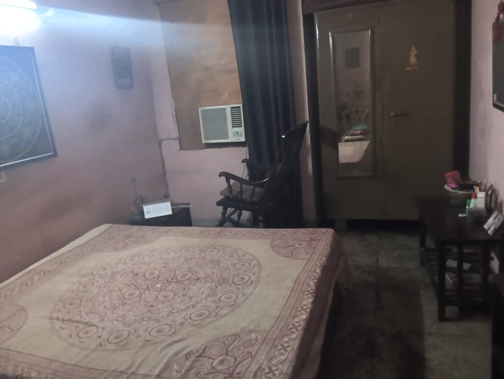 Flat in East Arjun Nagar Delhi thumbnail 5