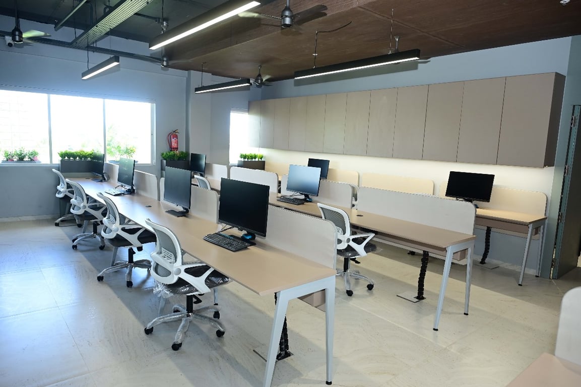 Luxurious office space for long lease thumbnail 13