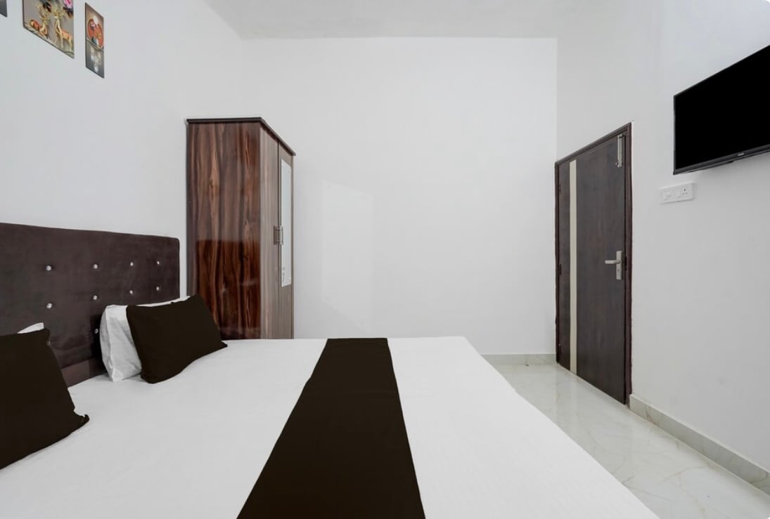 6 Bedroom Housewth attached bathroom Main Shivala Road Amritsar,canused as offices, acedmy,PG ,GYM . thumbnail 5