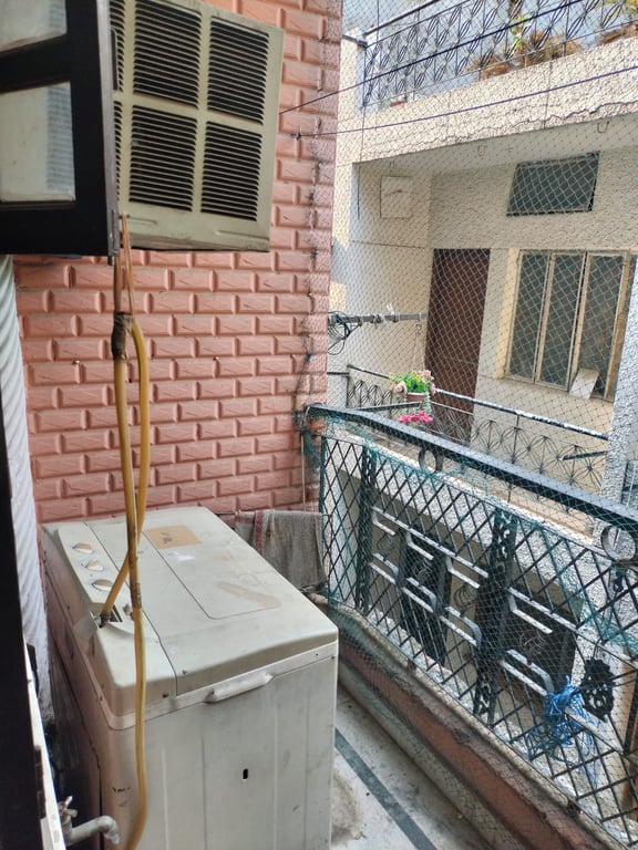 1 BHK Fully Furnished Flat in DDA Madangir Delhi thumbnail 3