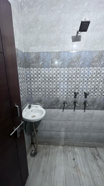 65 SQ yard proeprty for sale in Sagarpur thumbnail 5