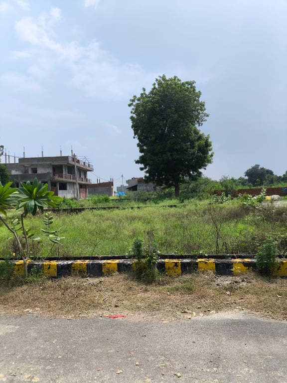 Behind 4km Medanta/Lulumall Gated colony 40feet30feet road kharijdakhil plot near VrindavanSector 19 thumbnail 3