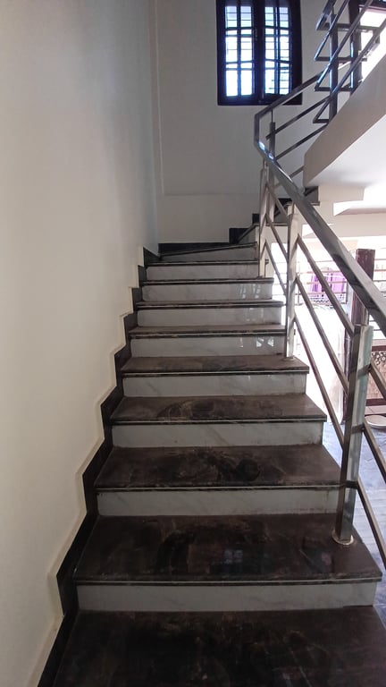 Spacious 4 BHK Independent House @ Jankipuram Garden, Kursi road, Lucknow thumbnail 4