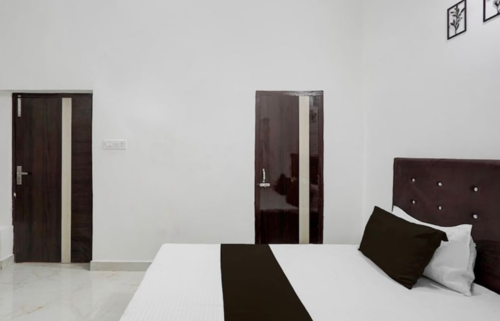 6 Bedroom Housewth attached bathroom Main Shivala Road Amritsar,canused as offices, acedmy,PG ,GYM . thumbnail 12