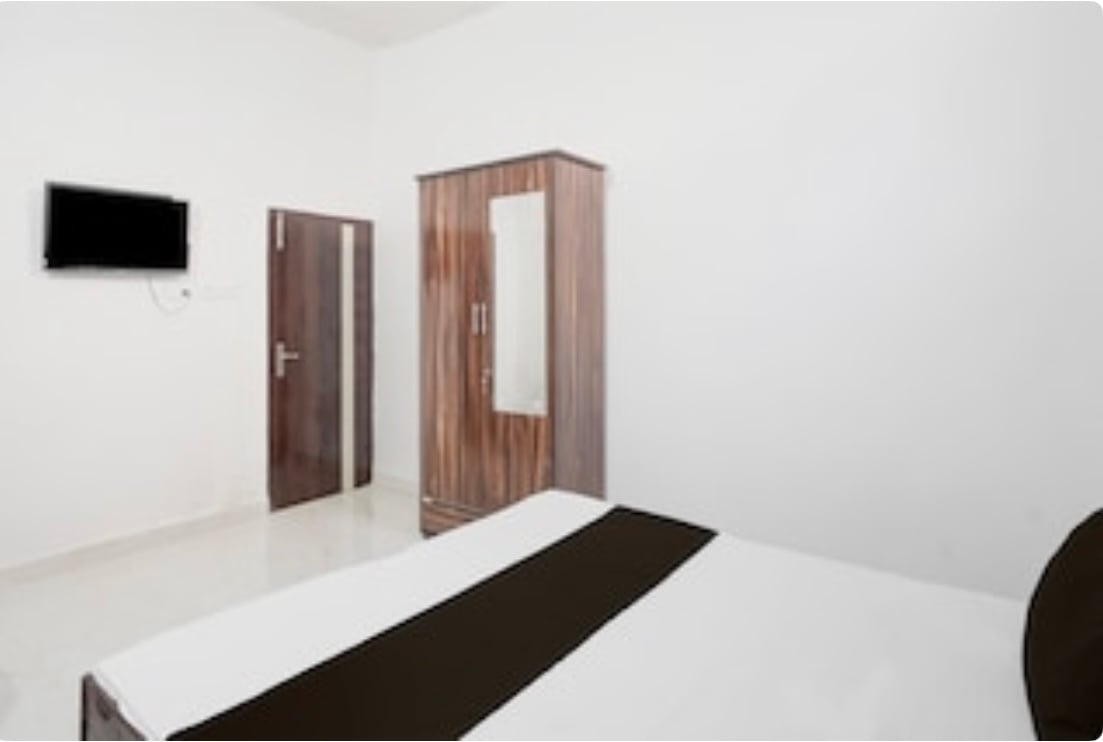 6 Bedroom Housewth attached bathroom Main Shivala Road Amritsar,canused as offices, acedmy,PG ,GYM . thumbnail 7